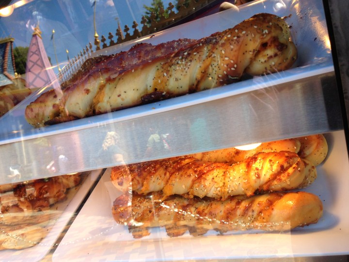 Yummy Cheddar Garlic Bagel Twists